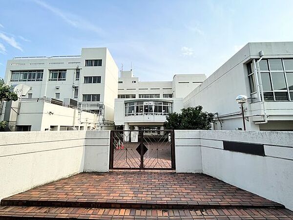 新宿区立余丁町小学校 450m