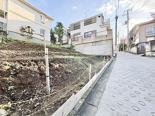 車での移動が多い場合は幹線道路へのアクセスのしやすさは重要。スムーズに駐車できるかもご確認ください。
