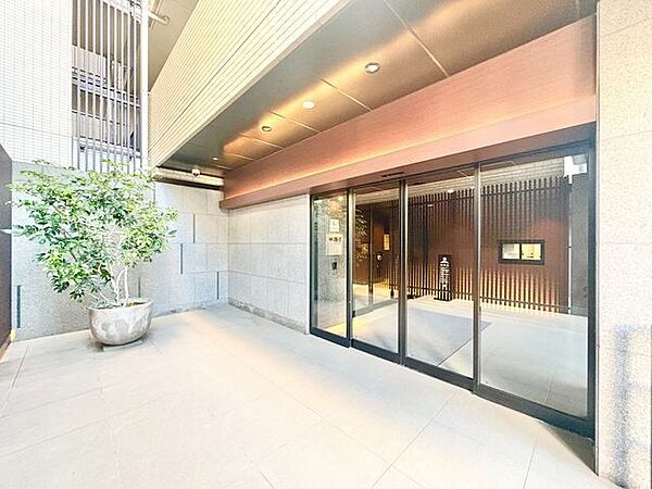 格調高いデザイン性を持つエントランスは、住む方のプライドを満たすクオリティ。