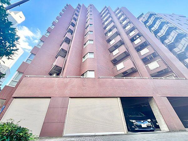 時代の移ろいを重ね、趣きのある風情が浮かび上がる佇まいのマンションです。