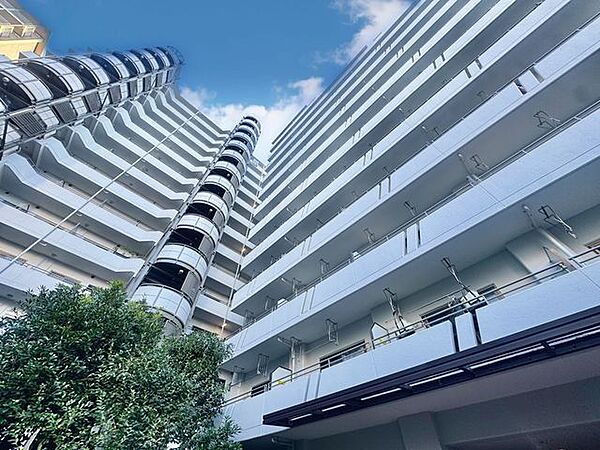 シンプルでスッキリとしたスタイリッシュな佇まい。家族の成長を見守り続け、美しい未来へ導いてくれます。（空の加工を生成AIで行っています）