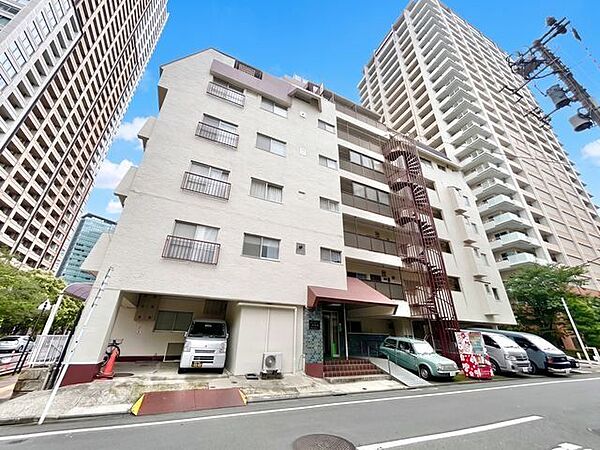 休日にショッピングを愉しんだり、美味しいものを食べたり、そんな彩りある暮らしが享受できる立地です。（空の加工を生成AIで行っています。）