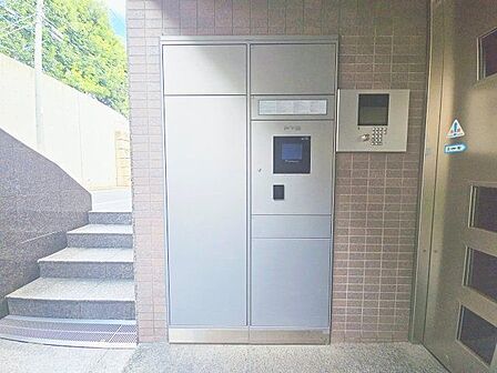 お仕事やお出かけで荷物が受け取れない時も大変便利な宅配ボックス完備。