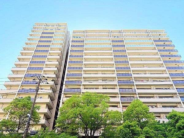 堂々たる趣ながら、主張し過ぎずどこか余裕を感じさせるシャープなフォルムで佇む邸宅。