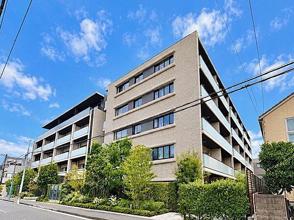 洗練されたデザインと機能性が織りなすこだわりの住空間。ゆったりとした時間をお過ごしください。（空の加工を生成AIで行っています）
