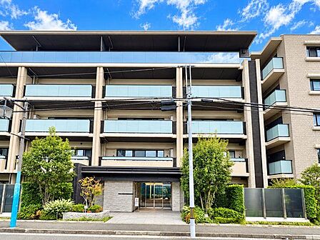 高貴な雰囲気を纏う外観。クオリティを追求した快適な空間が住まう方の心を満たします。（空の加工を生成AIで行っています）