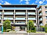 外観：高貴な雰囲気を纏う外観。クオリティを追求した快適な空間が住まう方の心を満たします。（空の加工を生成AIで行っています）