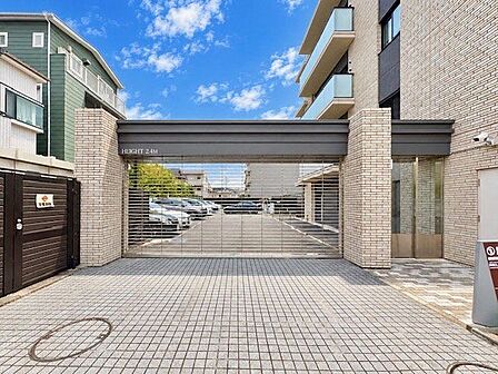 敷地内駐車場（空の加工を生成AIで行っています）