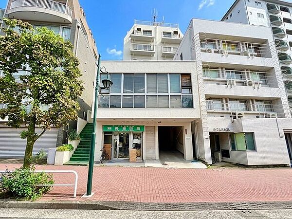 温かみのある色合いが全体を包み、やさしい雰囲気を感じます。（空の加工を生成AIで行っています）
