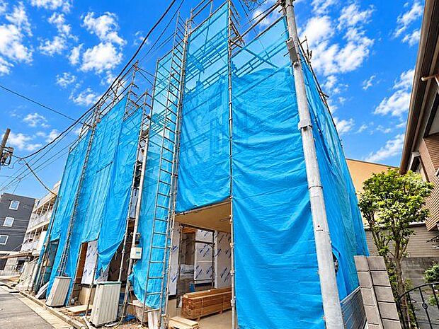 充実した環境の中でご家族の絆を深め、いつまでも誇りに思える住まいへ。(空の加工を生成AIで行っています)