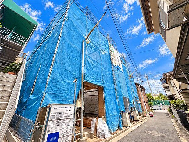 充実した環境の中でご家族の絆を深め、いつまでも誇りに思える住まいへ。(空の加工を生成AIで行っています)