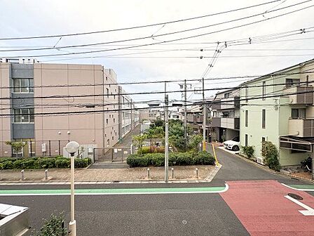 暮らしの中で光と風を演出してくれるバルコニー。開放感を演出しながら、爽やかな風が通ってきます。