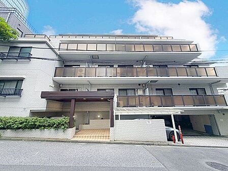 年を重ねたからこそ醸し出せる重厚感。(空の加工を生成AIで行っています)