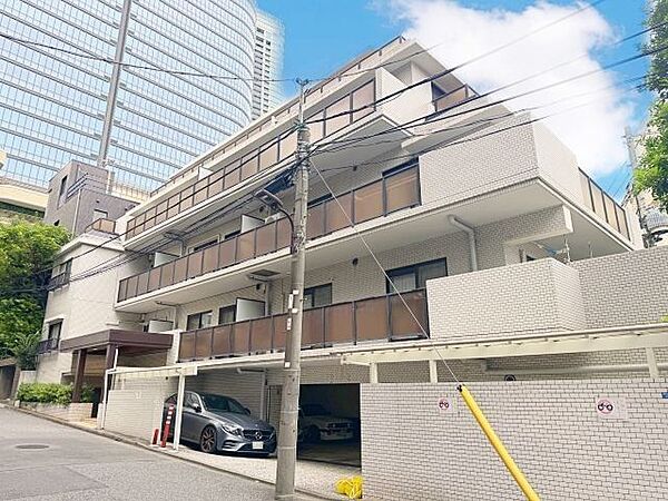 ほぼ南向きの明るい日差しが入る住まい。（空の加工を生成AIで行っています）