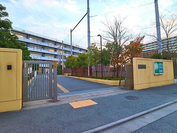 大田区立羽田中学校 700m