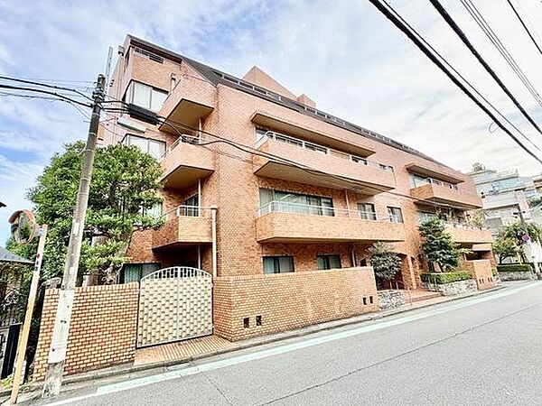 凛とした深みを纏うヴィンテージマンション。住まう人をやすらぎで満たします。