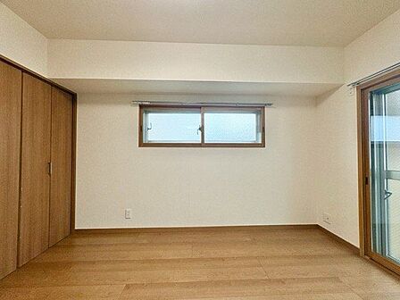 居心地のいい暮らしには欠かせない眩い採光。窓からこの空間に降り注ぐ採光が絶えません。