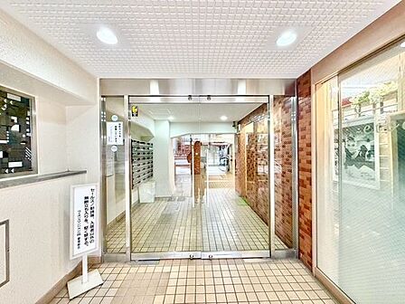 落ち着きのある温かな風情のエントランスは、訪れる方々を優しく包み込み、心地よい空間を演出します。