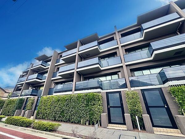 美しく都会的なデザインの外観。上質で洗練されたディディールでラグジュアリーな住まいを実現。（空の加工を生成AIで行っています）