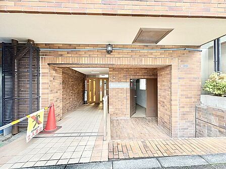 外と内をつなぐエントランスは、まさに顔となる場所。シンプルながらも上質な空間を作り出します。