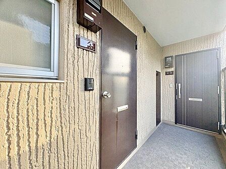 玄関ドアを開けると、リノベーションされ生まれ変わった室内がお出迎え。