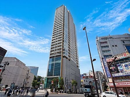爽やかな青空の下に贅沢なほどに降り注ぐ陽光、豊かな居住性。クオリティが見事に調和した住空間。