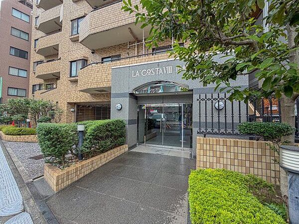 外と内をつなぐエントランスは、まさに顔となる場所。満ち足りたプライベートシーンへと誘う気品があります。