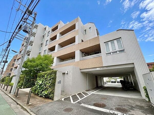 爽やかな青空の下に贅沢なほどに降り注ぐ陽光、豊かな居住性。クオリティが見事に調和した住空間。（空の加工を生成AIで行っています。）