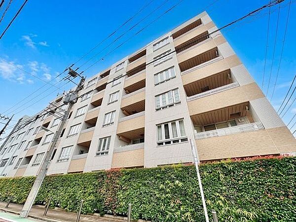 住む人がいつまでも心地良さを感じ続けられる多様な住空間を創造します。 （空の加工を生成AIで行っています。）