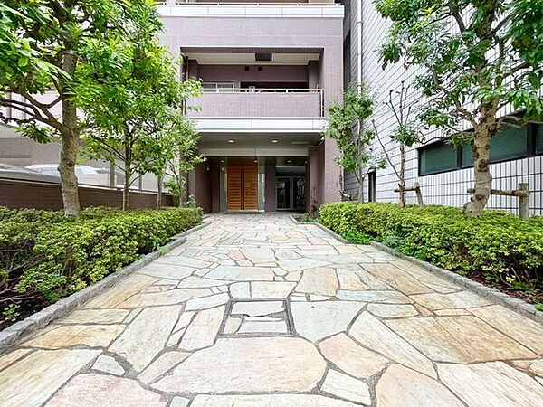 建物までの美しいアプローチが、住まう方や訪れる方を優雅に導きます。