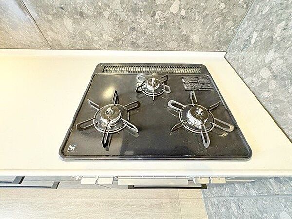 三口コンロで効率アップ。お料理の幅が広がります。