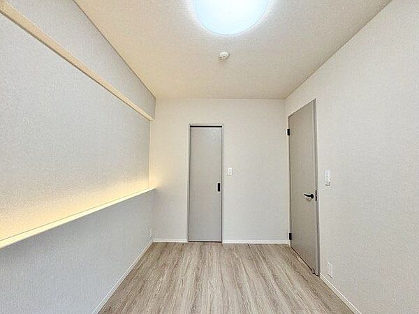 一日の疲れを癒してくれる洋室。時を忘れて過ごす空間。