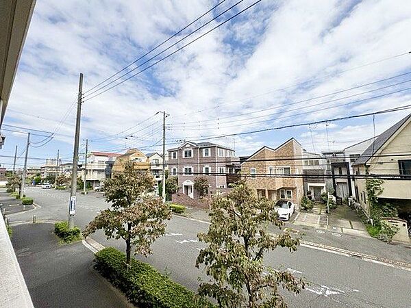 正面の建物とは距離が取れており、開放感と爽やかな風を感じていただけると思います。