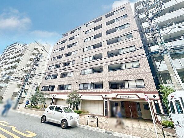爽やかな青空の下に贅沢なほどに降り注ぐ陽光、豊かな居住性。クオリティが見事に調和した住空間。（空の加工を生成AIで行っています。）