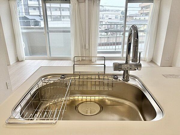 浄水器内蔵型ハンドシャワー水栓を採用しています。ワンタッチ式で浄水機能に切り替えができます。