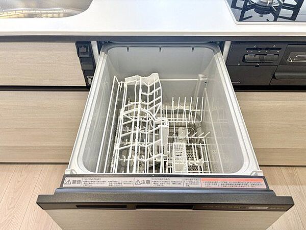ビルトイン食洗機は作業台が広く使え、見た目もスッキリ。節水や節電も充実して家事の手助けをしてくれます