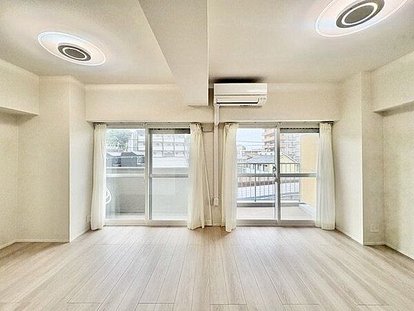 お気に入りのこの場所。いつもと変わらない週末のひととき。なんでもない朝の会話さえもとっておきの時間。