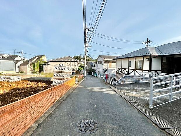 前面道路は幅員約4m。