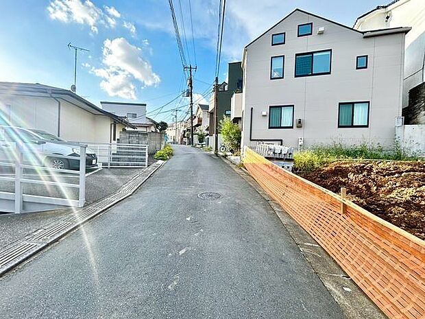 車での移動が多い場合は幹線道路へのアクセスのしやすさは重要。スムーズに駐車できるかもご確認ください。