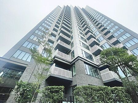 堂々たる趣ながら、主張し過ぎずどこか余裕を感じさせるシャープなフォルムで佇む邸宅。