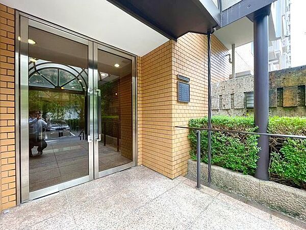 重厚感溢れるエントランスが訪れる方々を魅了します。