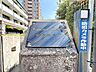 エントランス：重厚感のあるマンション名プレートは、安らぎと癒やしの住まいへ帰宅するご家族様を温かく迎えてくれます。