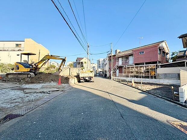 南側約6m公道に面した明るい立地。駐車スペースは2台分確保されています。