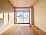 子供部屋：大きな窓からたっぷりと陽光が注がれる明るい空間。一日の疲れを癒してくれる洋室。時を忘れて過ごす空間。