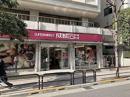 成城石井市ヶ谷店 700m
