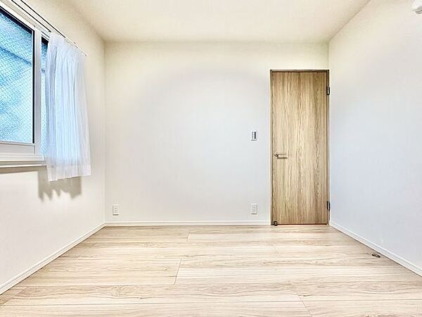 住まう方自身でカスタマイズして頂けるように「シンプル」にデザインされた室内。