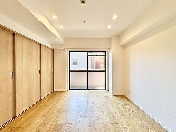 窓越しに射し込む自然光が風合い豊かな室内を照らし出し、落ち着きのある上品な空間を演出します。