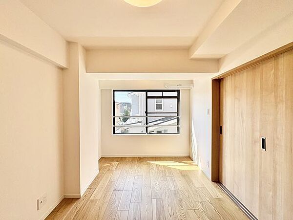 木のぬくもりを感じられる、のびのびとした明るい洋室です。いつまでも快適に暮らせる空間が広がります。