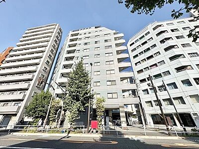 外観:利便性&自然環境に恵まれた、まさに人生を謳歌できる邸宅。 外観:利便性&自然環境に恵まれた、まさに人生を謳歌できる邸宅。