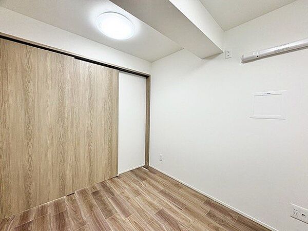 ナチュラルカラーのフローリングのお部屋は、温かみを感じさせリラックスをもたらす効果があります。